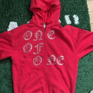 One of one Röd zip  - Säljer denna röda hoodie som jag knappt använder  drag kedjan är  trög  