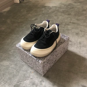 Eytys sonic - Supersnygga och trendiga eytys i modellen sonic, och i så fint skick då de knappt är använda.🌼 Nypris är 2200