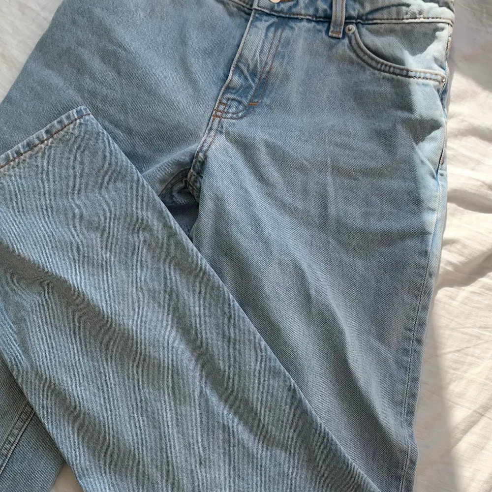 Detta är ett par fina blåa jeans som jag tycker mycket om, säljer pga för stora i midjan på mig som vanligt vis är en 24 i monki’s byxor, finns två hål på insidan som inte syns: kom privat för bilder och vidare information. Ps: köparen står för frakten.💗. Jeans & Byxor.