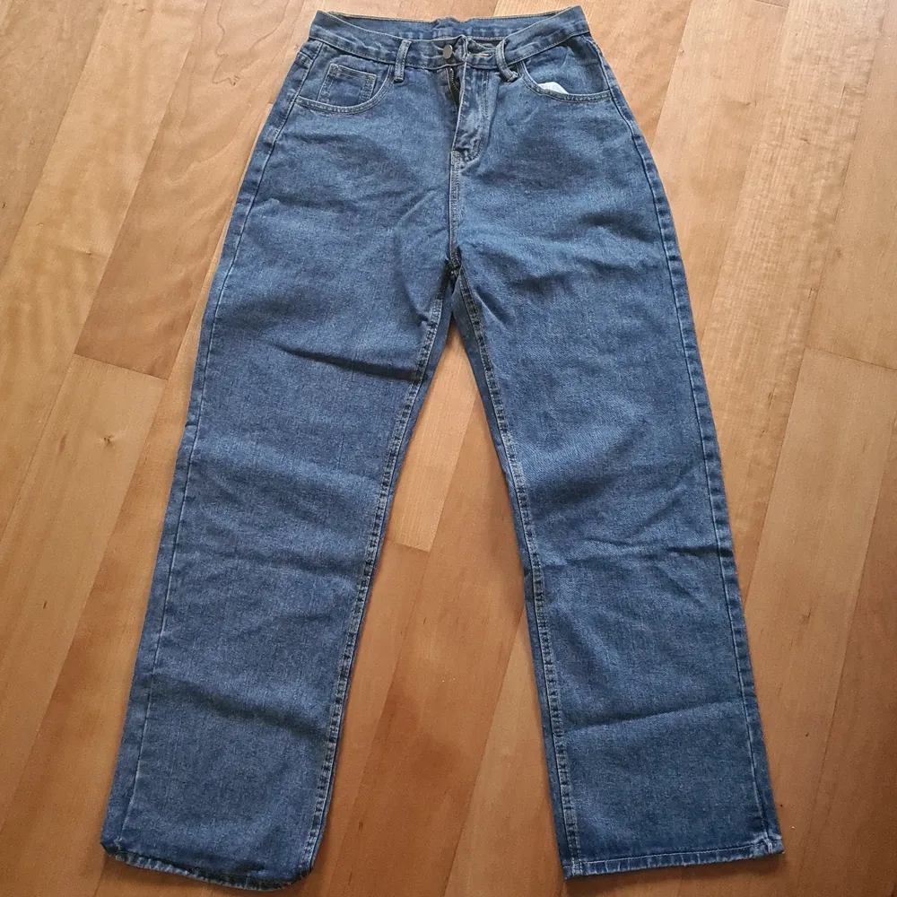 Blåa washed baggy boyfriendjeans. Mediumhög midja. Säljer pga att det är för korta på mig (jag är 176 cm). Passar även storlek M. Du betalar frakten. 👖☀️💗. Jeans & Byxor.