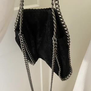Stella McCartney liknande väska  - Säljer denna jättefina Stella McCartney liknande väskan som är köpt här på Plick för 700kr. Den är i bra skick både utvändigt och invändigt.