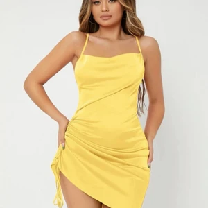 Klänning från shein - Säljer den här skit fina gula klänningen från shein då den tyvärr inte passade mig!, köparen står för frakten💞