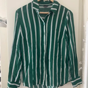 randig skjorta  - en skjorta med tunt & luftigt material och randigt mönster🤍 bara använd några gånger, som nyskick!