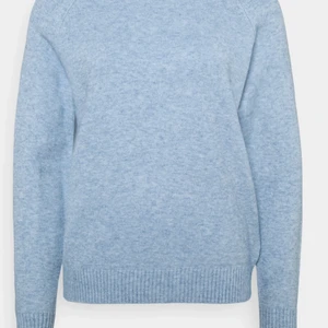 Stickad tröja  - Säljer den här stickade tröjan från only! Den har använts några få gånger men är fortfarande i super bra skick! Skulle säga skicket är 8/10! Köptes för 299 jag säljer för 180 kr. 