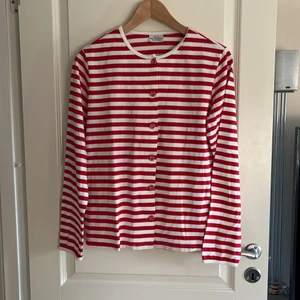 Randig Marimekko kofta - Marimekkos randiga kofta i röd/vit, strl M, 100% bomull, trikå Köpare står för frakt
