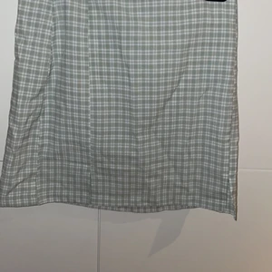Kjol - Grön shein kjol som ej passar. Kunde ej ta en bra bild men sitter jätte fint på en och är samma som den blåa shein kjolen fast grön💚 Om du är intresserad är det bara att fråga om fler bilder🥰 Förger syns ej så bra på bild men den är mer grön i verklighet💞
