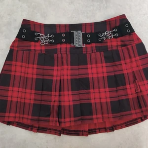 Kjol från TRIPP N.Y.C - Kjol med snygga detaljer, storlek XS. Använd fåtal gånger för massor av år sen. Passar inte längre mig men den är så fin så den förtjänar en ny ägare 😻