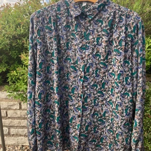 Skjorta  - Bra skick. Fin glans.  Jag har mer kläder. Kolla min profil för samfrakt. 