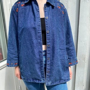 Jeansjacka / skjorta  - Jeansjacka köpt på second hand, finns ingen lapp. Står storlek XXL men skulle säga att den passar S-L beroende på hur man vill att den ska sitta.