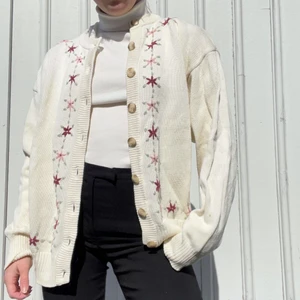Vintage kofta  - Vintage kofta med broderi. Strl S. Finns en liten fläck på ena ärmen (se sista bilden) samt att broderiet är lite uppfransat längst ner. I övrigt fint skick! + frakt 66 kr 💫 Se även mina andra annonser, 3 för 2 på allt! 💫 