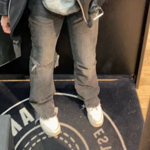 Jeans  - Säljer ett pra fina Gina tricot byxor i ny skick. Köpte för 499kr och säljer för 400kr eftersom dom är som nya. Storlek 36💕pris kan diskuteras💕