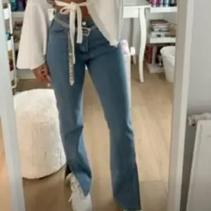 Nya jeans med slit i storlek Xs/s🤍  köpta i USA