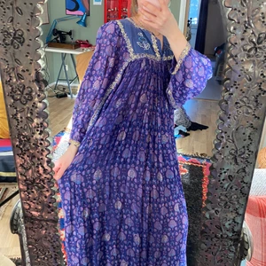 Hippie klänning strl M - Jätte fin hippie klänning strl M-L skulle jag säga. 