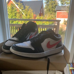 jordan 1 - säljer min lillebrors Jordan 1. Fint skick, storlek 38,5. Äkta med originalbox. Skosnörena är nya då dem gamla var slitna. pris 600kr