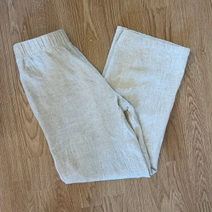 Linnebyxor  - Säljer mina fina linnebyxor då de har blivit korta i tvätten, använda max 3 gånger mycket fint skick. Korta i benen, skulle säga att de passar 150-155 om man inte vill att de ska vara korta. 