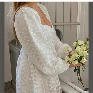 Na-kd klänning - Säljer denna klänning från förra årets kollektion. Liknad sannas klänning som nu är slutsåld. Prislappen är kvar och den är aldrig använd 