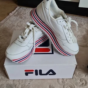  Äkta Fila skor stl 40 - Fila skor har använt 2 gånger. Jag köpte den för 899kr.