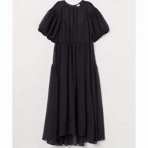 Tvådelad, svart “tyllig” klänning med puffärmar och snörning i midjan från HM. Underklänningen är figursydd med tunna spagettiband medan överklänningen, som har “våfflig” textur, är desto luftigare.  