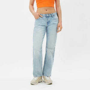 ARROW STRAIGHT LOW WAIST - Säljer mina arrow jeans från Weekday i färgen ”summer blue”. Knappt använda då dom inte klär mig. Storlek 28, längd 30. + frakt tillkommer 