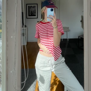 T-shirt från Monki - Säljer denna typ helt nya T-shirt från Monki. Super fin och sitter bra. 