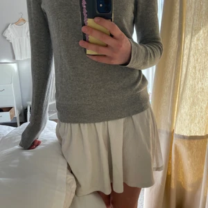Volang kjol - Super fin vit kjol💓💓Storlek Xs men passar upp till M eftersom den är ribbad där uppe! 