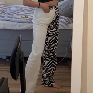 ZEBRABYXOR - AScoola zebrabyxor i strl XS (?). Är vanligtvis 32/34 i mina byxor och de sitter bra. Är ca 160 och de är lite långa på mig, skulle tro att de skulle passa någon som var ca 165. Går även att klippa osv såklart. Felfria 💓
