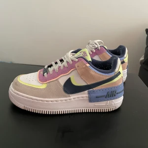 Nike Air Force Shadow - Storlek 35,5 men skulle absolut säga att de passar 36 också. Använda 5-6ggr då de är lite för stora. Super bekväma, ända ”slitaget” är på insidan så de fastnar lite ludd från strumpor med de tar jag bort innan de skickas iväg.  Nypris: 1349kr