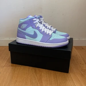 Air Jordan 1 Mid Aqua Purple - Storlek 41 EU. Helt nya & oanvända med originalbox!