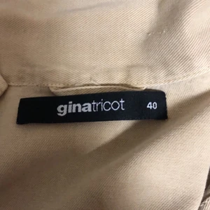 ❤️ - väldigt fin tunn jacka till sommaren! den är i bra stick & inte använd så många gånger. I storlek 40