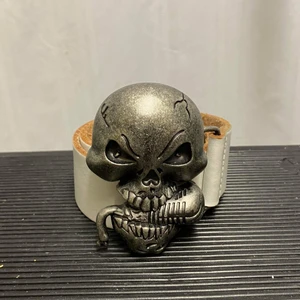 Dödskalle bälte  - Ett supercoolt dödskalle bälte som jag älskar men som jag tyvärr aldrig använder, äkta läder köpt secondhand för några år sen därav fläckarna som man ser på bild 3.(obs frakt ingår inte i priset)