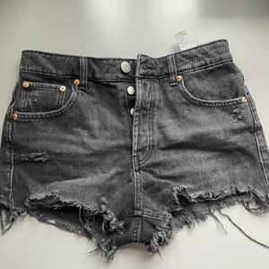 zara shorts - svarta jeansshorts från zara som tyvärr är för små för mig!
