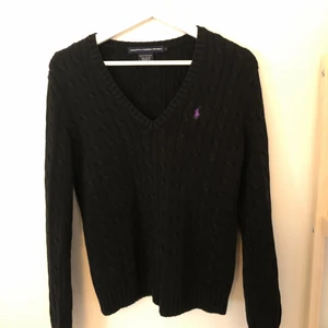 Kabelstickad tröja - Säljer denna kabelstickade tröjan från ralph lauren. Den är i bra skick, inga fläckar eller slitningar 😊 skriv om ni har frågor eller för fler bilder 🥰