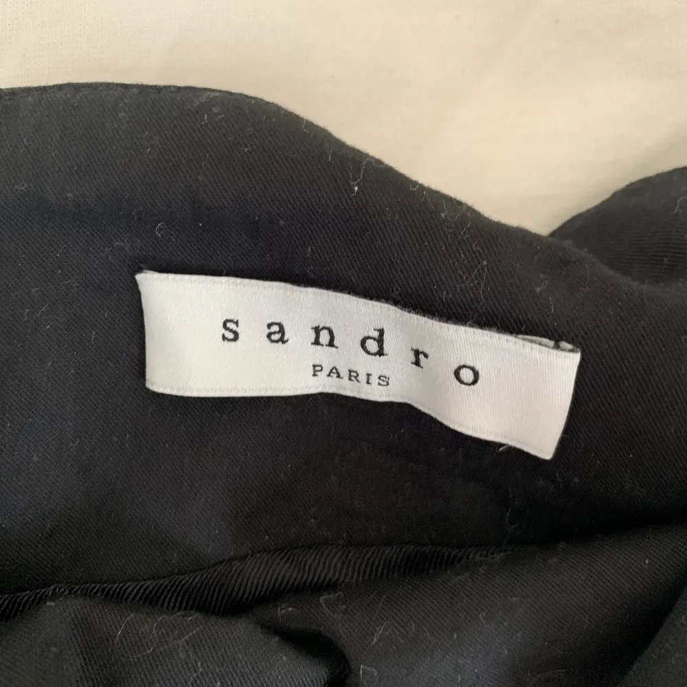 Så fin kjol från sandro Paris. Väldigt bra skick då den inte är använd särskilt mycket. Säljer för att den tyvärr är lite för stor på mig💕💕. Kjolar.
