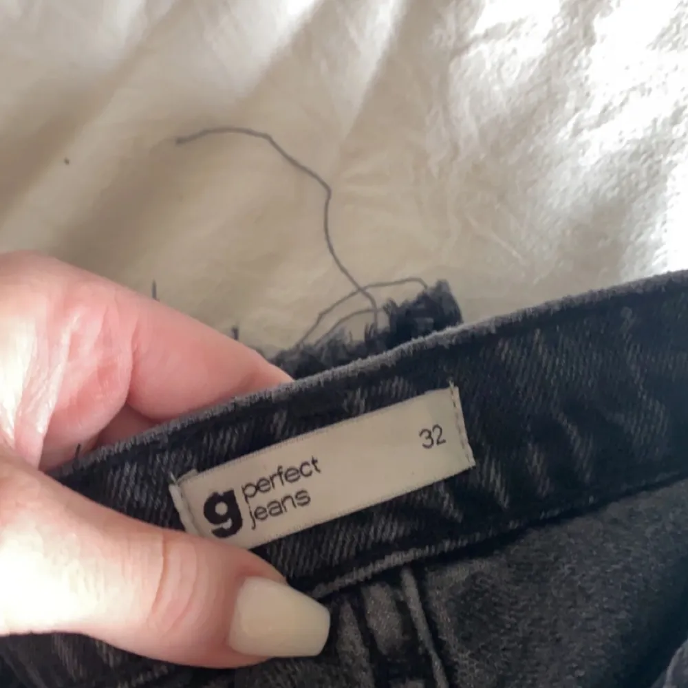 Perfect jeans ifrån gina i storlek 32, säljer för att jag växt ur dem💞. Jeans & Byxor.