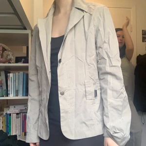 Beige tunn sommar jacka  - I samma material som cargo byxor, kan strykas 