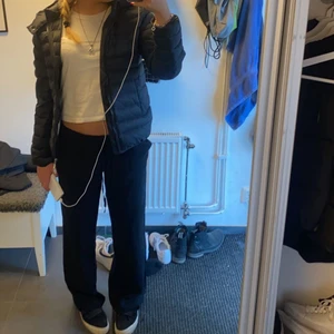 Zara linnebyxor  - Slutsålda linne liknande byxor från Zara , dem ser ut och känns som linne. Säljer i både S och M , dem är endast testade och helt nya och har lappen kvar !! Skriv för bilder på 💕💕