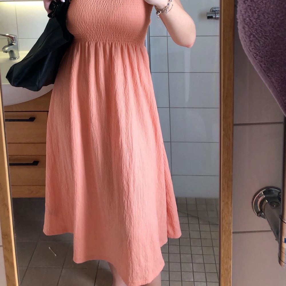Så fin aprikosfärgad klänning köpt på HM 2021, hittar den därför inte på hemsidan längre:( se andra bilden för att se hur lång den är på mig som är 172. Samfraktar så kolla gärna mina övriga annonser💕💕. Klänningar.