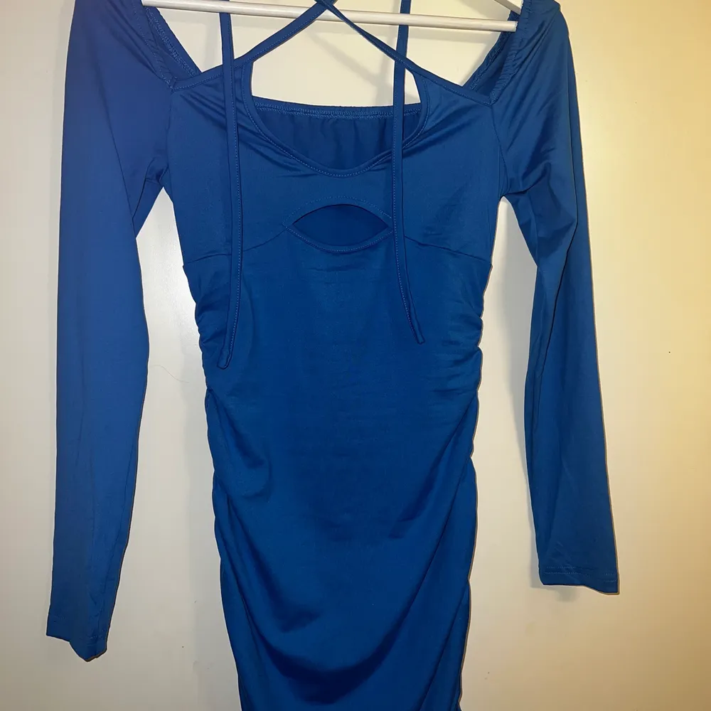 Denna klänning är i storlek xs, lent material som sitter figurnära till kroppen. Säljer pga att jag insåg att blå inte riktigt är min färg, men den kanske passar bättre på dig? Helt nyskick samt oanvänd🌸. Klänningar.
