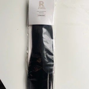Löshår ponytail - Äkta löshår från Rapunzel, endast testat aldrig använt!! Säljer pågrund av att jag köpt fel längd. Beställde håret för 650kr men säljer nu för 300kr. Pris kan ändras vid snabbaffär