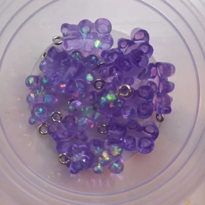 Lila gummibjörns belocker - Lila gummibjörns berlocker med glitter i.  3 kr st+frakt