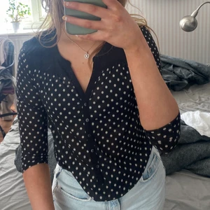Skjorta  - Supersöt svart prickig skjorta☺️ Aldrig använd