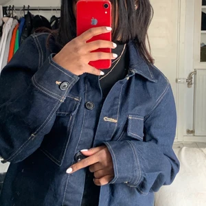 Jeansjacka från Lindex - Köpt på Lindex för 600kr i storlek XS, skit snygg sån jeans färg men tyvärr för stor för mig så aldrig använd. Alla lappar finns på ❤️