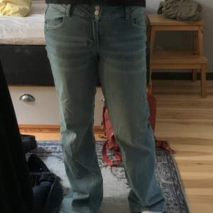 Supersnygga low waist jeans från H&M i 90-tals stil. Helt oanvända men lappen är av, så kan därför inte lämna tillbaka. Sitter helt perfekt på och är true to size. Köparen står för frakten.  