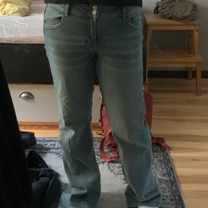 Flare low jeans  - Supersnygga low waist jeans från H&M i 90-tals stil. Helt oanvända men lappen är av, så kan därför inte lämna tillbaka. Sitter helt perfekt på och är true to size. Köparen står för frakten.  