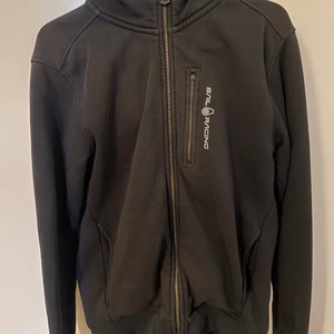 SAIL RACING st XS - S - En Sale Racing kofta med dragkedja i god skick. Den enda detaljen är att lilla dragkedjan är borta men den funkar som vanligt (man kan köpa en zipper). Funkar för både killar och tjejer även om det är herrplagg. Kan skicka bilder på privat 