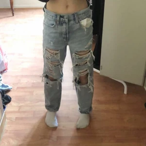 Ripped jeans strl XS - Håliga jeans i storlek XS. Eftersom att XS sitter lite stort på mig så är dessa byxor lågmidjade på mig, behöver inte sitta så på dig. Köpta för 200 och säljs för 40 (inklusive frakt.) Frakten blir 66. Samanlagt 106. Köpt från secondhand (humana).