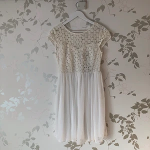 Vit kortklänning - Vit kortklänning från Zoul Edition med blommig spets upptill & V-ringning bak. Helt oanvänd, med lappen kvar  och nypriset är 700 kr. Storlek 38.✨