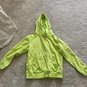 H&M tröja - En limegrön tjocktröja som är lite kort för att själva naveln ska synas typ som en magtröja tror jag att det heter. 