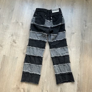 the ragged priest jeans - the ragged priest jeans som är köpta här på plick men jag använder dem aldrig så jag säljer vidare. passar storlek s och någon som är ca 165cm eller kortare skulle jag säga. de är skitnsygga och i jättebra skick! 150kr + 66kr frakt!