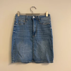 Kjol - Säljer denna fina kjol från Ginatricot då den inte längre kommer till användning💗